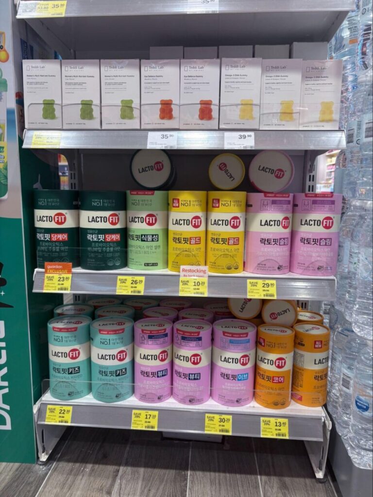 シンガポールのドラックストアの商品棚の様子