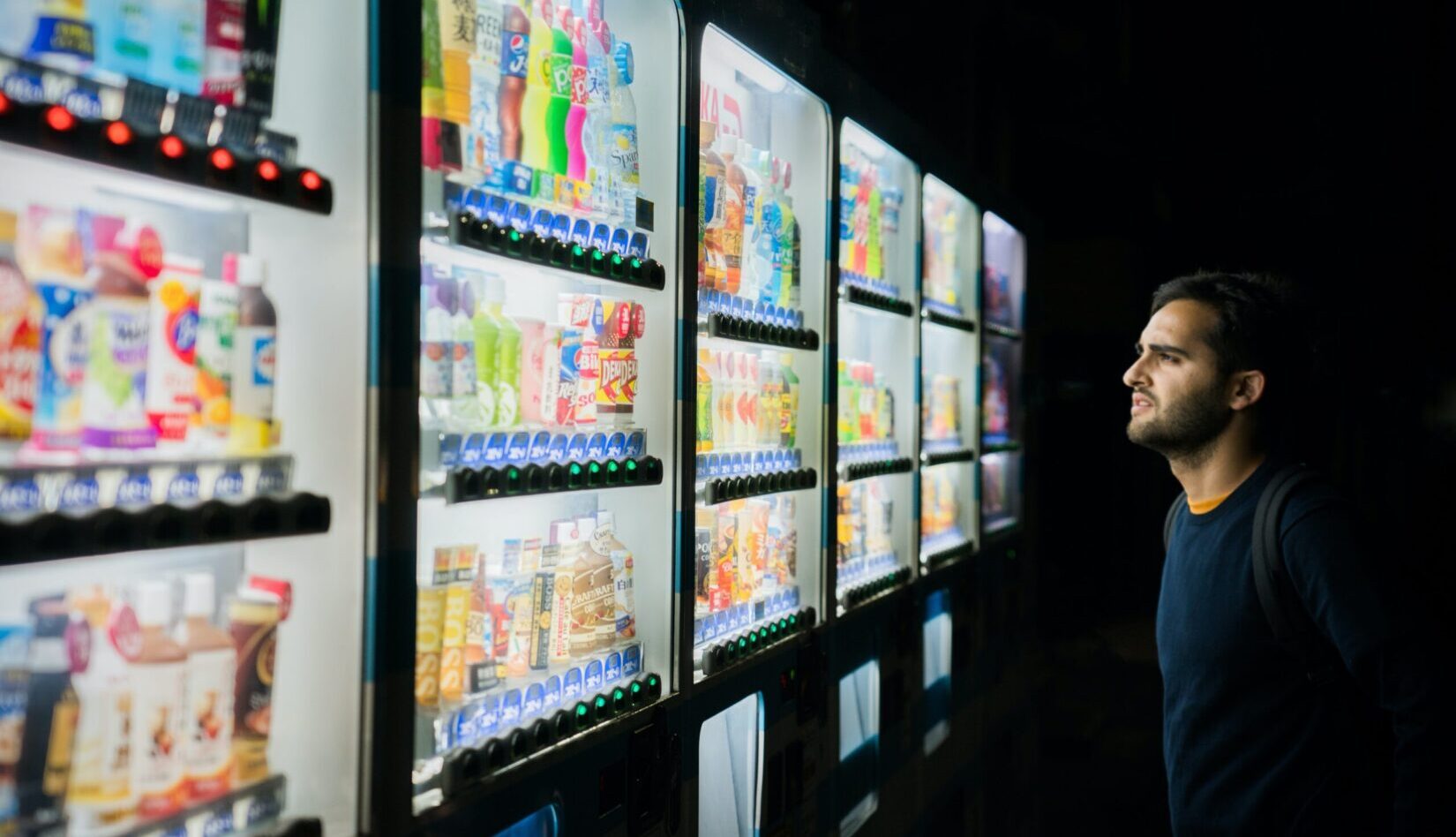商品を見定めるイメージ