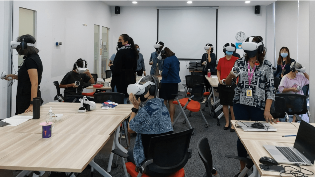 仮想現実（VR）ゴーグルを活用して認知症の人の感覚を疑似体験している様子