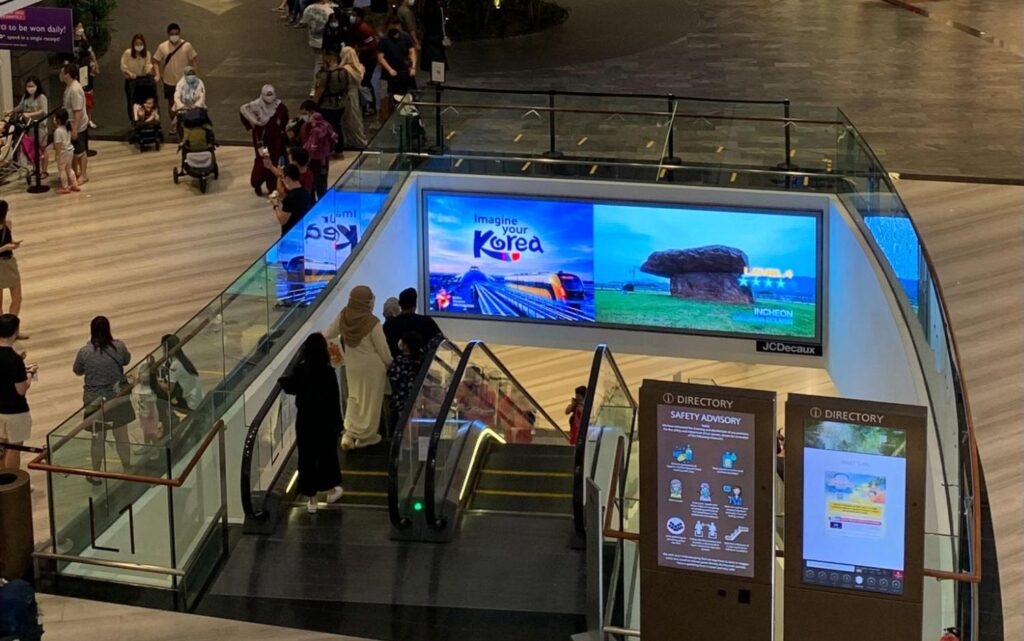 シンガポール駅構内の広告モニターの様子。