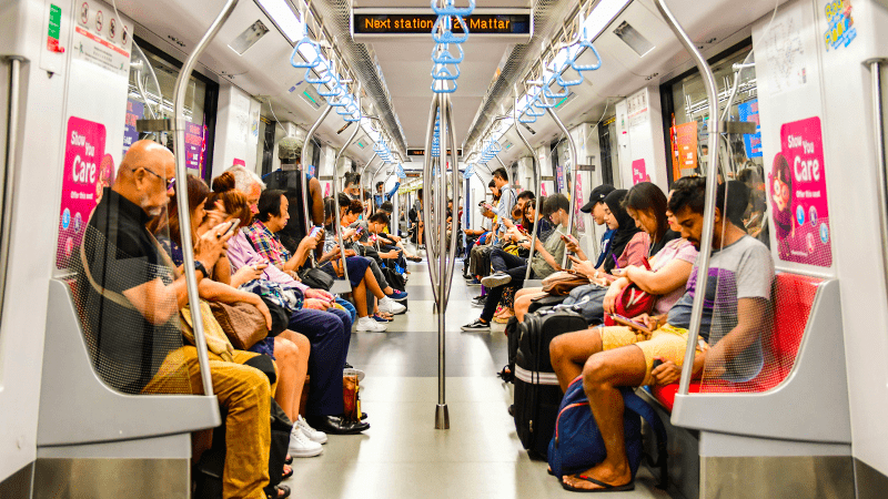 シンガポールの電車内の様子