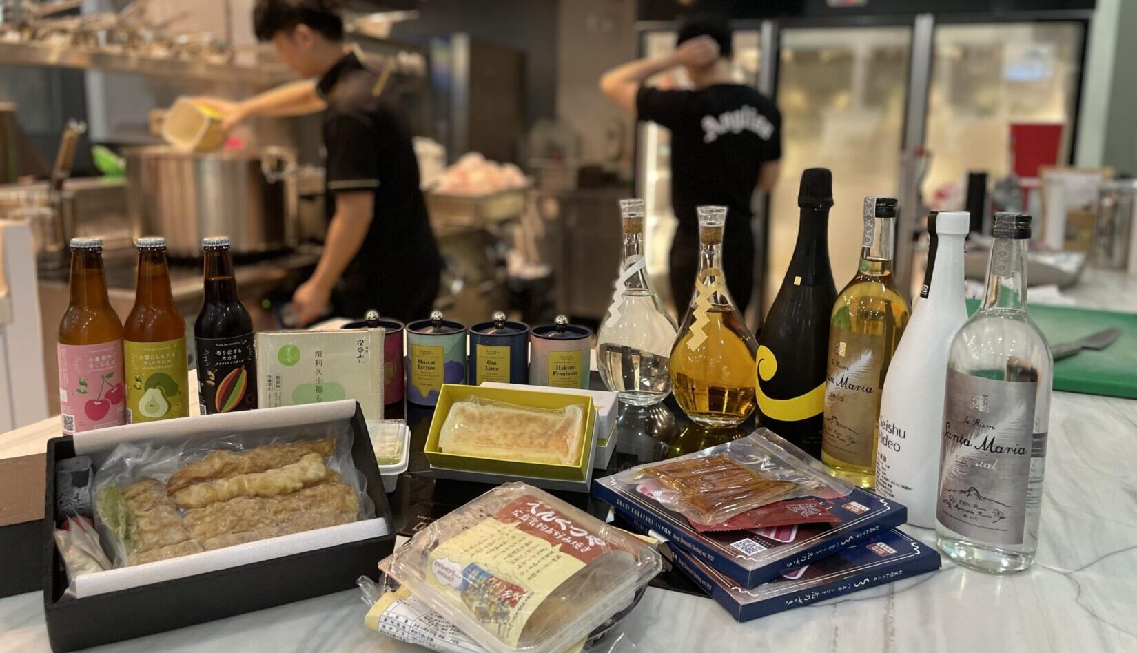 RednoW出品商品とライブ会場