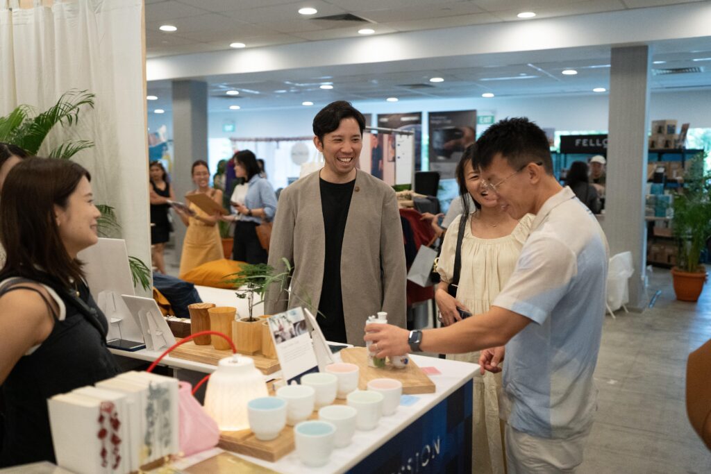 弊社スタッフと一緒に接客されている三嶋さん。