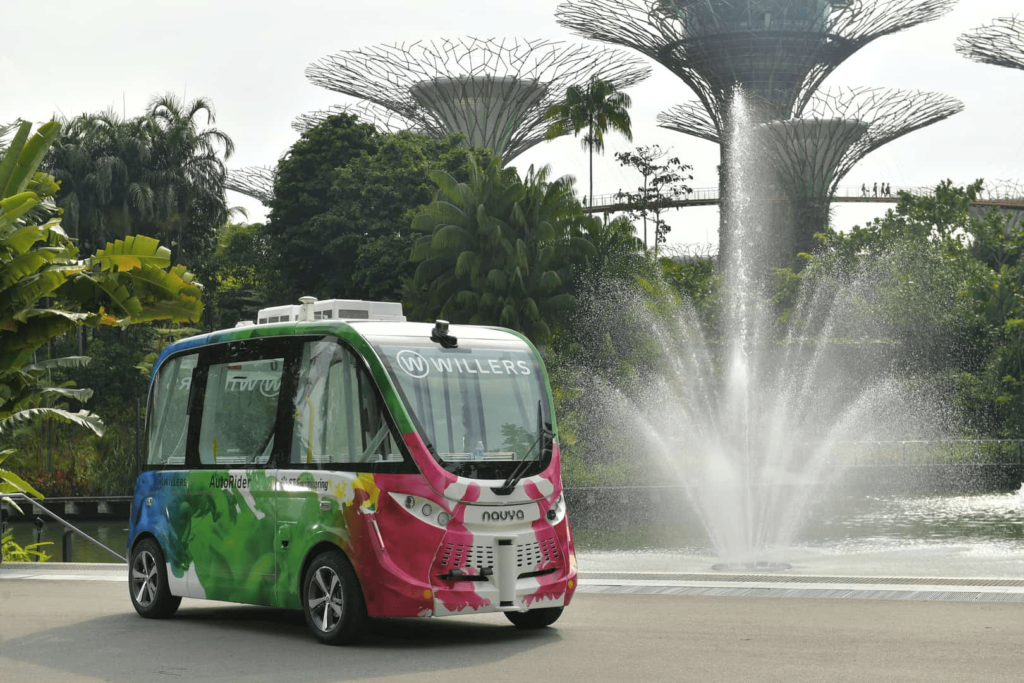 アジア初の完全運行型自動運転車両である電気駆動のエアコン付き車両「Auto Rider」