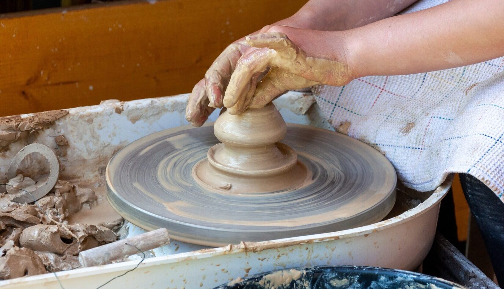 日本の伝統工芸品を制作しているイメージ